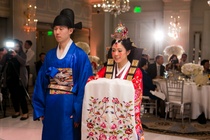 Han Quoc tang hang chuc trieu won tien mat de khuyen khich ket hon hinh anh