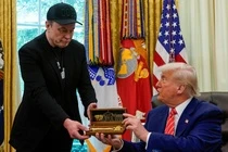 Ong Trump tang chia khoa vang chia tay Elon Musk hinh anh