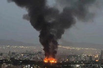 Lua khoi boc cao giua Tehran khi Israel doi bom vao Iran hinh anh