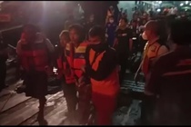 Indonesia khan truong tim kiem nguoi mat tich sau vu chim pha hinh anh