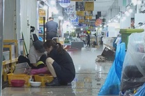 Nguoi dan, tieu thuong Han Quoc bat dau don dep sau mua lu hinh anh