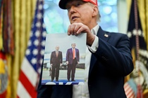 Ong Trump khoe anh ong Putin tang hinh anh
