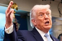 TT Trump doa ap thue 50% quoc gia ban vu khi cho Iran hinh anh