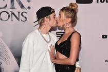 Justin Bieber hôn vợ trên thảm đỏ