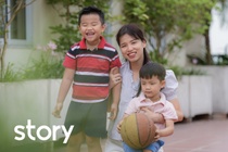 Nữ giảng viên vừa dạy học online, vừa chăm 2 con nhỏ ở nhà trong dịch