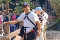 Con trai cong me bi liet di du lich o Trung Quoc hinh anh
