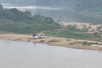 Oto mac ket giua song sau dem cam trai o Tuyen Quang hinh anh