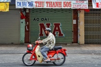 Khach Tay ke 2 nhip song doi lap o Viet Nam hinh anh