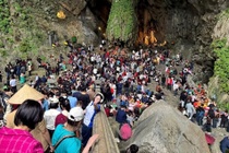 '15 phut moi nhich duoc mot buoc' tai hoi chua Huong hinh anh