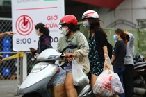Nguoi dan TP.HCM voi va di mua thuc pham du tru hinh anh
