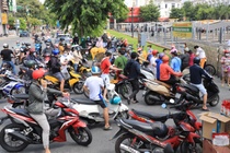 Xếp hàng từ 4h sáng đi siêu thị tích trữ thực phẩm ở TP.HCM