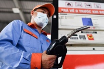 Giá xăng ngày mai có thể giảm tiếp hơn 1.000 đồng/lít