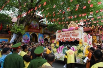 Hang nghin nguoi cung ruoc Xa loi Phat ve chua Quan Su hinh anh
