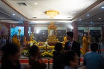 Nguoi dan bat khoc khi lan dau chiem bai Xa loi Phat o Ha Noi hinh anh