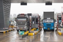 Container, xe hang nuom nuop do len cua khau Lang Son hinh anh