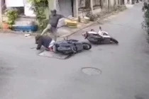 Cong an vao cuoc vu nguoi dan ong dap vao dau co gai sau va cham giao thong hinh anh
