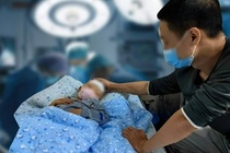 Cha kien tri chay chua cho con mac ung thu khien nhieu nguoi cam dong hinh anh