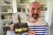 Nha van Scotland thang giai Man Booker 2020 hinh anh