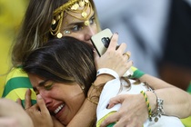 CĐV Brazil khóc nức nở khi đội nhà thua trận