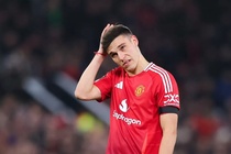 Chot Ederson, MU lap tuc tien ba 'nguoi thua' hinh anh