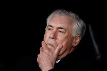 Pha bong gay sung sot o El Clasico cho thay Ancelotti da dung hinh anh