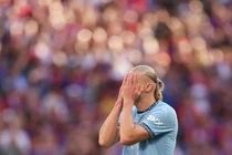 Haaland con kem xa Ronaldo, Messi hinh anh