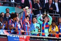Tien ve Nhat Ban di vao lich su FA Cup hinh anh