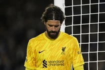 Liverpool nhan de nghi kho tin ve Alisson hinh anh