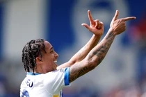 Brighton ban bon, Chelsea sap bay vang hinh anh