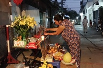 Nhieu nguoi la den vieng gia dinh 5 nguoi bi giet o Sai Gon hinh anh