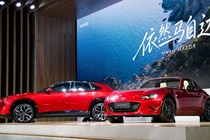 Mazda da dung voi xe dien? hinh anh