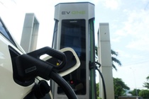 Tram sac xe dien duoc ap bieu gia dien moi hinh anh