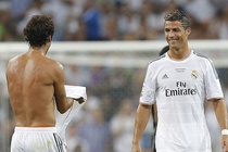 Clip Raul trao lai chiec ao so 7 huyen thoai cho Ronaldo hinh anh