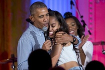 Obama hat mung sinh nhat con gai lon Malia hinh anh