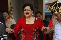 Hoang hau Thai Lan nhap vien vi nhiem trung phoi hinh anh