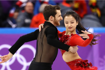 Sau hon mot nam, ‘Despacito’ van gay sot o Olympic Mua dong hinh anh
