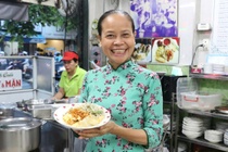 Thói quen đặc biệt của bà chủ quán bánh cuốn Michelin ở TP.HCM