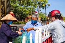 Mang thuc pham cho me bi om, toi co vi pham Chi thi 16? hinh anh