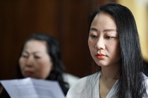 Nu tiep vien bi tai xe Mercedes tong khieu nai viec cham thi hanh an hinh anh