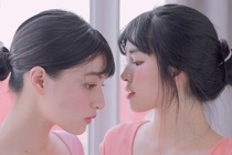 Hong va Tra Long 'Mat biec' dien ao doi, goi cam trong bo anh moi hinh anh