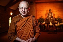 Hanh trinh tim hanh phuc qua su 'bien mat' cua Ajahn Brahm hinh anh