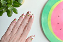 Tay xinh voi 2 kieu nail hinh qua dua hau ngo nghinh hinh anh