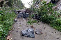 Sat lo nui da voi khien 3 ban o mien nui Quang Binh bi co lap hinh anh