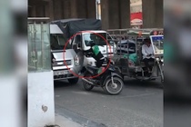 Cự cãi trên phố, tài xế ôtô tông thẳng vào xe máy rồi bỏ chạy