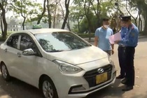 Xu phat tai xe taxi cong nghe 'chat chem' du khach hon 10 lan hinh anh