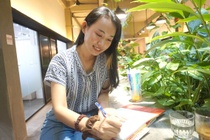 Co gai 9X ra mat sach ve dien xuong dan gian hinh anh