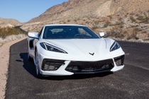 Chevrolet Corvette C8 gap loi nap capo tu bung khi chay anh 1