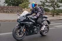 Đánh giá Yamaha YZF-R7 - lái thú vị đánh đổi bằng sự thoải mái