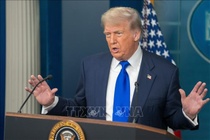 TT Trump lan dau su dung quyen tong thong de gui vu khi cho Ukraine hinh anh