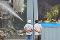 Ha Noi phun nuoc chong bui pha do toa nha Ham ca map hinh anh